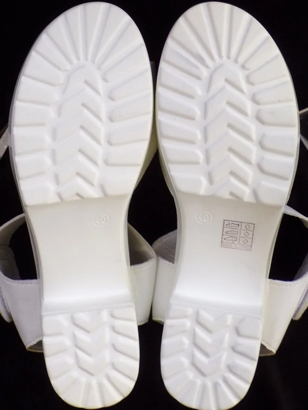 XIN HAO size 9.5 (?) white mid-heel 2-strap platform sandals all synth. mat.